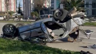 Samsunda otomobili demir korkuluklara çaptı: 2 yaralı