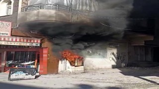 Şanlıurfada elektrik panosunda korkutan yangın kamerada