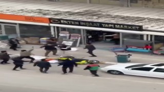 Şanlıurfada kazma kürek ve silahla iş yerine saldırı kamerada: 2 yaralı