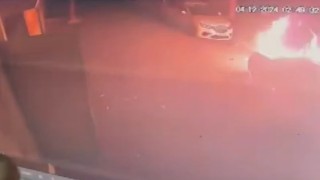 Şanlıurfada park halindeki otomobilin kundaklanma anı kamerada