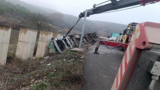 Şarampole devrilen tırda yüklü talaşlar yola saçıldı