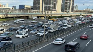 Sarıyer Seyrantepede TEM otoyolunda okul servisi devrildi. Olay yerine çok sayıda itfaiye, polis ve sağlık ekibi sevk edildi.