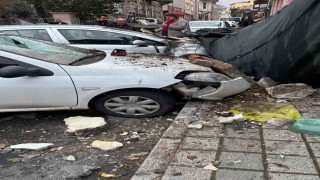 Sarıyerde metruk binanın balkonu çöktü: İki araç hasar gördü