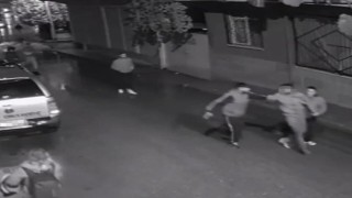 Sarkıntılık iddiasıyla 5 kişi saldırıp bıçakla ağır yaraladılar; o anlar kamerada