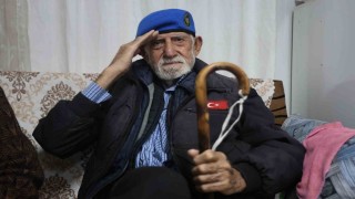 Şehit oğlunun hatırasıyla asker beresi takmaya başladı, 28 yıldır başından bereyi eksik etmiyor