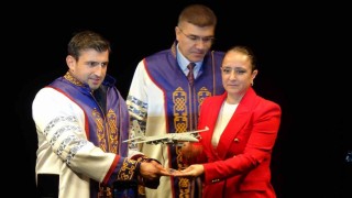 Selçuk Bayraktara iki üniversiteden fahri doktora unvanı