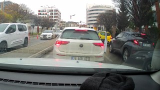 Seyir halindeki araçta 3 kişinin yumruklu kavgası kameraya yansıdı