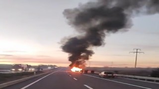 Seyir halindeki otomobil alevlere teslim oldu