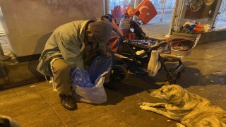 Seyyar satıcılıktan elde ettiği kazancı hayvanlarla paylaşıyor