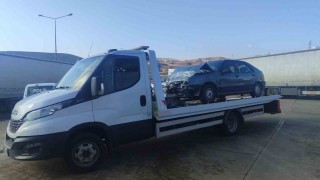 Siirtte otomobil jandarma minibüsüne çarptı