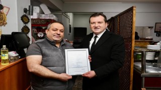 Silivri Belediye Başkanı Bora Balcıoğlu, esnafa ruhsatlarını teslim etti
