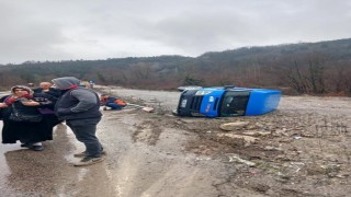 Sinopta kargo aracı devrildi