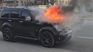 Şırnakta cip ve yolcu otobüsü alevlere teslim oldu