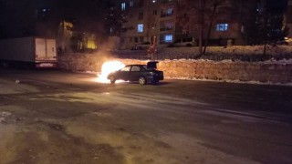 Sivasta seyir halindeyken alev alan otomobil kullanılmaz hale geldi