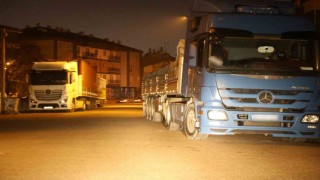 Sokak aralarına park edilen tır ve kamyonlar tehlike saçıyor