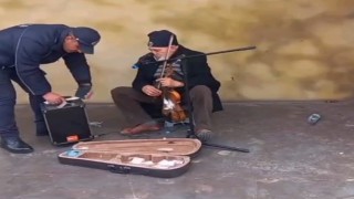 Sokak müzisyenine zabıta müdahalesi