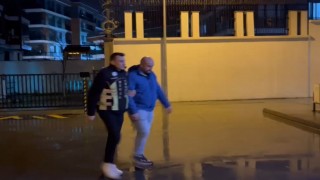 Sokak ortasında aracıyla lastik yaktı