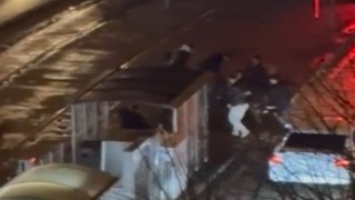 Sokak ortasından kavga böyle görüntülendi