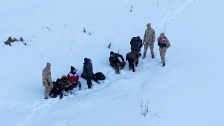 Sosyal medya paylaşımından yola çıkan ekipler kaçak göçmenleri yakaladı