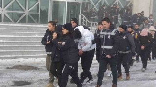 Sosyal medya üzerinden giyim eşyası satarak dolandırıcılık yapan çete çökertildi
