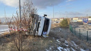Su yüklü minibüs yan yattı, kazada sürücü yaralandı