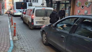 Süleymanpaşanın dar sokaklarında trafik çileye dönüşüyor