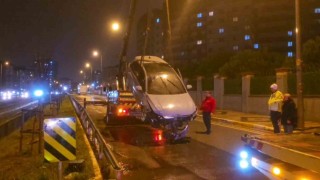 Sultanbeylide araç dereye uçtu: 5 yaralı