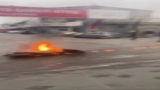 Sultanbeylide İETT otobüsüne çarpan motosiklet alev aldı