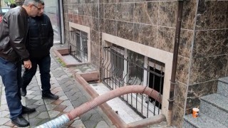 Sultangazide yağış sonrası yol çöktü, ev ve işyerlerini su bastı: Vatandaşlar İSKİye tepki gösterdi