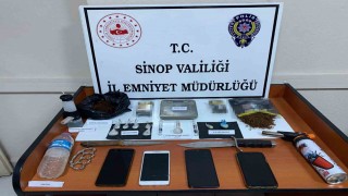 Şüphe üzerine durdurulan otomobilden uyuşturucu madde ve kesici alet çıktı: 3 tutuklama