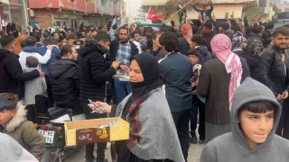 Suriye sınırında Esed rejiminin çöküşü kutlanıyor