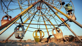 Suriyeli çocukların oyun alanı harabeye dönen lunaparklar