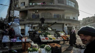 Suriyeli esnaf Esadın bomba yağdırdığı tankı manav tezgahına çevirdi