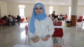Suriyeli öğrenci Baas rejiminin devrilmesini tatlı dağıtarak kutladı