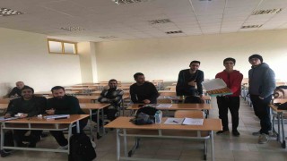 Suriyeli öğrenci, ülkesinin Esaddan kurtuluşunu sınıfta tatlı dağıtarak kutladı