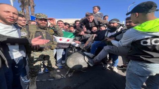 Suriyeliler, Hafız Esadın heykelini Emevi meydanında sürükledi