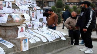 Suriyeliler, Merce Meydanına astıkları fotoğraflarla yakınlarını arıyor