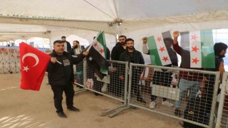 Suriyelilerin ülkelerine dönüşünü fırsata çevirip, kilometrelerce uzaktan bayrak satmaya geldiler