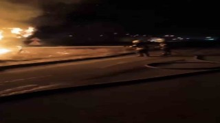 Tarsusta aydınlatma direğine çarpan otomobil alev alev yandı
