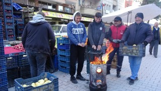 Tavşanlı pazarcıları soğuğa meydan okuyor