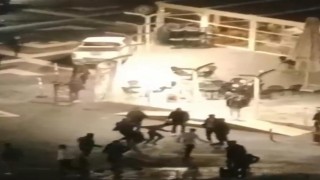 Tekme tokat birbirine girdiler: O anlar kamerada