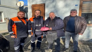 Temizlik işçileri, buldukları içi para dolu poşeti sahibine videolu görüşerek teslim ettiler
