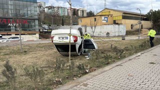 Ters dönen otomobilden burnu bile kanamadan kurtuldu