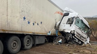 Tır Kazasında Sürücü Hafif Yaralandı