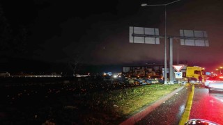 Tırdaki tonlarca narenciye yola savruldu