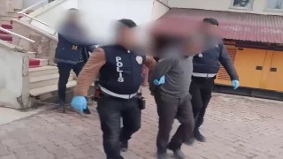 Tırın dorsesinden 26 kaçak göçmen çıktı, 2 göçmen kaçakçısı tutuklandı