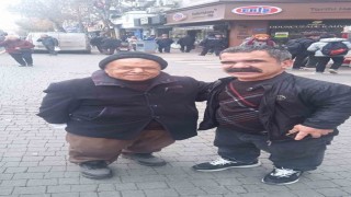 Tiyatroların sevilen cücesi, ‘Çaycı Hüseyin ile bir araya geldi