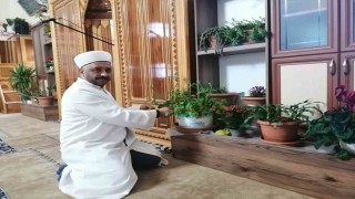Tokatlı imam cami içini çiçek bahçesine çevirdi
