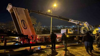 Trabzonda seyir halindeki kamyon damperi tabelaya çarptı