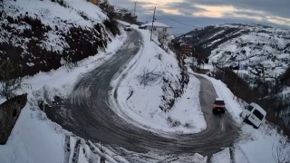 Trabzonda virajı alamayan minibüs uçuruma yuvarlandı: 1 ölü, 1 yaralı